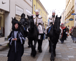 Tříkrálovou sbírku zahájil v Uherském Hradišti tradiční průvod městem