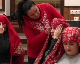 Umění vázat šátky se předává nové generaci