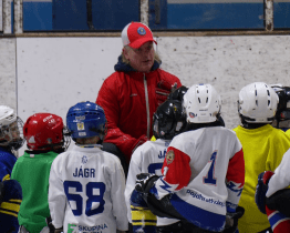 Minihokejisté Spartaku okusili první krůčky, skluzy a pády na tvrdém ledě