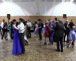 Ples v Ostrožské Nové Vsi zahájili deváťáci už tradičně předtančením