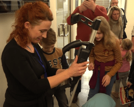 Zvídálkové hledali ve Slováckém muzeu skryté poklady detektorem kovů