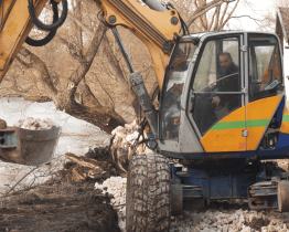 Východní břeh Štěrkoviště zpevní 2500 tun kamene