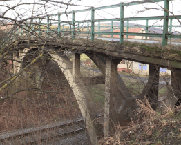 Most v Brumově-Bylnici je kvůli havarijním stavu pro motorovou dopravu uzavřen