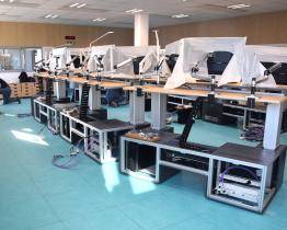 Operační středisko krajské záchranné služby bylo vybaveno moderními stoly a monitory