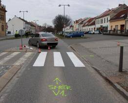 Osobní automobil srazil v Napajedlích seniora na přechodu pro chodce. Viděli jste nehodu?