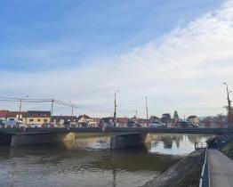 Most přes řeku Moravu v Uherském Hradišti se bude několik měsíců opravovat. Kdy to bude a co čeká řidiče?