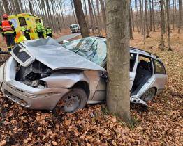 V lese nedaleko Zlína havaroval osobní automobil. Po nárazu do stromu zůstal řidič ve voze zaklíněný