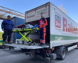 Ženě přimáčkl nohu železný poklop. Se záchranou zdravotníkům pomáhal řidič kamionu
