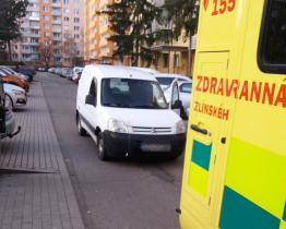 Bezohledný řidič odstavil auto uprostřed silnice přímo za zasahující sanitkou a klidně odešel