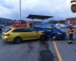 V Přílukách se srazil osobní automobil s dodávkou. Nejvíce to odnesla spolujezdkyně