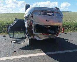 Při nehodě u Doubrav se automobil několikrát přetočil přes střechu. Na místě byli tři zranění