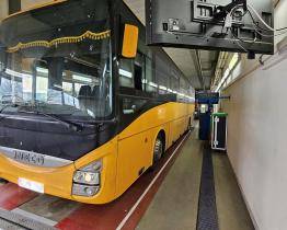 Svítí vám kontrolka závady? Přelepte ji páskou! Policisté se při kontrole linkového autobusu nestačili divit