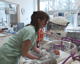 Klidný dech novorozenců bude v Kroměřížské nemocnici střežit deset nových monitorů