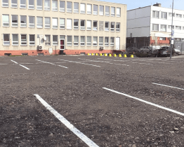 Parkovací místa na náměstí Míru nahradilo provizorní parkoviště