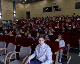 Žáci popřáli učitelům prezentacemi o řasokoulích, umělé inteligenci nebo černých dírách