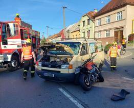 Motorkář utrpěl po střetu s dodávkou těžká zranění