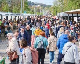 Tržiště Pod Kaštany ožilo. Zahájení sezony si nenechalo ujít přes dva tisíce lidí