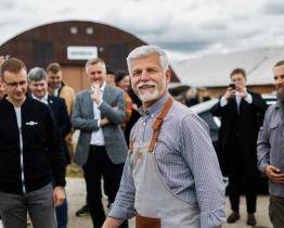 Prezident Pavel navštívil obuvnickou výrobu. Nejvíc ho zaujaly legendární Botasky