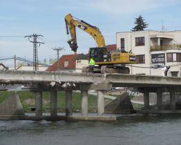 FOTOGALERIE: Přestavba mostu v Napajedlích je v plném proudu