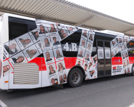 Studenti velehradského gymnázia nechali polepit autobus MHD svým tablem