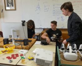 V tajuplné komnatě na gymplu se tisknou i čtyřbarevné předměty