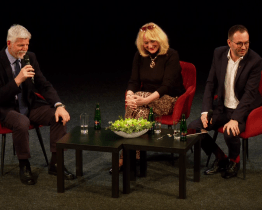 Dvoudenní návštěvu kraje zakončil Petr Pavel debatou ve Slováckém divadle