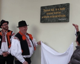 V Uherském Ostrohu odhalili pamětní desku a chystají sochu Zdeňka Galušky