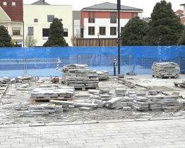 Návštěvníky rožnovského náměstí v létě osvěží nová kašna