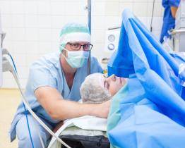 Ve Vsetínské nemocnici mohou být otcové i u porodu císařským řezem