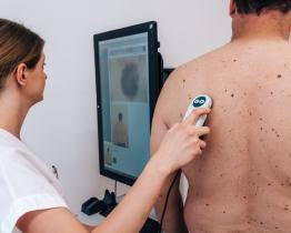 Den melanomu nabídne preventivní vyšetření kůže zdarma a bez objednání