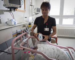 Baťova nemocnice získala 28 nových monitorů dechu