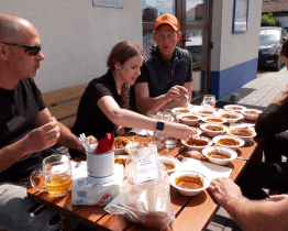 Na 9. ročníku Gulášfestu ve Slováckém dvoře uvařili a snědli tři a půl tisíce porcí