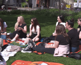 Porodní asistentky uspořádaly v parku happening