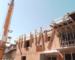 Stavba bytového domu v ulici Hložkova je v plném proudu