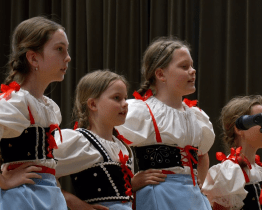 Děti z nejrůznějších kroužků popřály maminkám