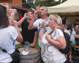 Derflanské otevřené sklepy hostily skupinky milovníků výborného vína