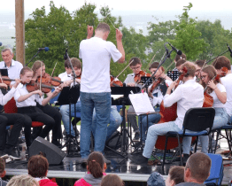 Slovácký orchestr mladých zahájí letní koncertní sezónu pod hvězdami