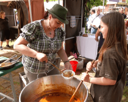 Na Tillichově náměstí lidem chutnaly daňčí, zaječí, hovězí a jelení guláše 