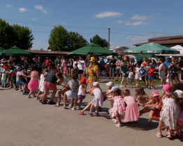 Školáci se připravovali na dva měsíce volna a vyrazili Hurá na prázdniny