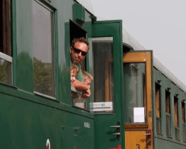 Místo parní lokomotivy přivedl historickou soupravu Velký hektor