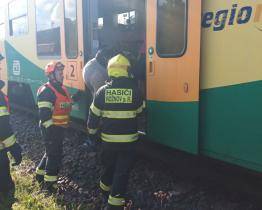 V Rožnově pod Radhoštěm se srazil automobil s osobním vlakem. Jeden člověk zemřel