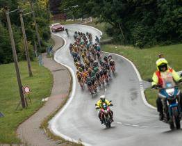 Kvůli cyklistickému závodu přijdou řidiči ve Zlíně o desítky parkovacích míst