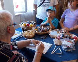 Řemeslné léto připomnělo tradici zdobení kraslic slámou