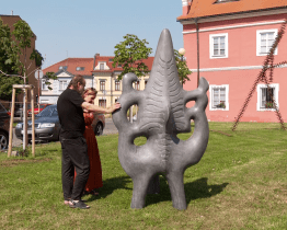 Před Galerií Slováckého muzea jsou nové Sochy pro město