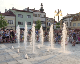 Fontána radosti a dva mlžné sloupky. Rožnovské náměstí má nové vodní prvky
