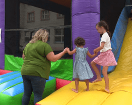 Prázdniny zpříjemňuje i skákací hrad