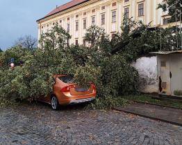 Zlínským krajem se v sobotu prohnaly bouřky. Podívejte se, co napáchaly