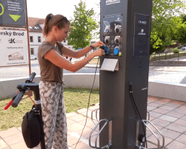 Cyklonabíječka dobíjí zdarma kola, mobily a dokáže i dofouknout duše 