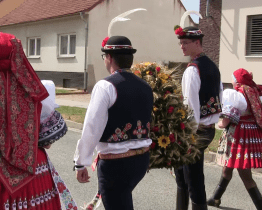 Neděle na letních slavnostech patřila dožínkám a mši