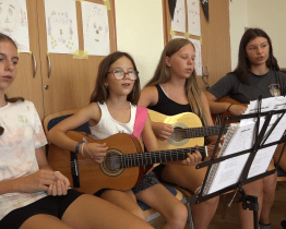 Akordy ze tří desítek kytar zněly potřinácté na kytarovém kempu v Maršově